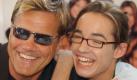 Dauerpräsent: An der Schulter seines Mentors Dieter Bohlen (l) lacht der schräge 'Superstar' Daniel Küblböck zu Beginn einer Pressekonferenz in Frankfurt am Main. Einen Tag vor Beginn der 'Superstar-Tournee' stellte sich Bohlen mit den Teilnehmern und Siegern der Fernsehshow den Fragen der Journalisten (Archivfoto vom 7.5.2003). Foto: Boris Roessler dpa (zu dpa-Jahresrückblick Prominente vom 28.12.2003) Foto: dpa