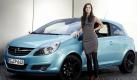 Sängerin Lena Meyer-Landrut lehnt an dem Kleinwagen Corsa Color Edition von Opel. Der angeschlagene Autobauer Opel hat Lena als Werbeikone verpflichtet. Foto: dpa