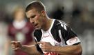 Lukas Podolski freut sich über sein Abstaubertor zur Führung in Kaiserslautern. Er bekam es von Rodnei geschenkt. Foto: ddp