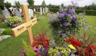 Blumen liegen am Sonntag (17.07.11) auf dem Friedhof in Herrieden am Grab des ehemaligen Leiters der Sparkasse Heidenheim, Thomas Boegerl. Am Montag (18.07.11) findet in der Stiftbasilika in Herrieden ein Trauergottesdienst fuer Thomas Boegerl statt. Der Witwer der im vergangenen Jahr entfuehrten und getoeteten Maria Boegerl hat sich selbst das Leben genommen.
Foto: Timm Schamberger/dapd Foto: dapd
