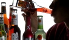 Etwa 90 Prozent des Alkohols werden über die Leber abgebaut, die restlichen 10 Prozent werden über Niere, Lunge und Haut ausgeschieden. Dabei werden die Zellen auf Dauer geschädigt, und es sammelt sich Fett an. Das kann zu einer Fettleber, Alkoholhepatitis mit grippeähnlichen Beschwerden oder zu einer unheilbaren Leberzirrhose führen. Viele Alkoholiker merken von diesen Leberschäden lange nichts, denn in der Leber sitzen keine Schmerznerven. Foto: dpa