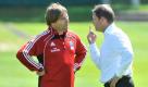 Das neue sportliche Führungsduo des einstigen Weltvereins von der Elbe: Trainer Michael Oenning (links) hört sich mal an, was der neue Sportdirektor Frank Arnesen so zu sagen hat.
 Foto: dapd