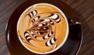 ... und ziehen Sie ihn in kreisenden Bewegungen durch das Muster hindurch. Fertig ist das Carving. Foto: Berlin School of Coffee
