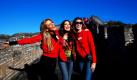 Bevor es richtig losgeht mit dem Miss World-Wettbewerb wollen die internationalen Teilnehmerinnen natürlich auch etwas vom Gastgeberland China sehen:  Maria Cordova aus Bolivien,  Kamilla Salgado aus Brasilien und Mariana Arambarry aus Argentinien posieren vor der Chinesischen Mauer nordöstlich von Peking. 120 Kandidatinnen aus aller Welt werden am 30. Oktober zum 60. Miss World Wettbewerb auf der chinesischen Insel Sanya antreten.  Foto: ap