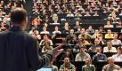 Studenten lauschen einer Vorlesung - bisher bekamen die Besten einen  Bafög-Rabatt. Foto: dpa