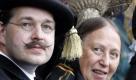 Ein kurzes Dirndl für sie und weiße Sneakers zur Lederhosn für ihn: Für diese beiden keine Vorstellung. Sie leben es sehr traditionell aus.  Foto: ap