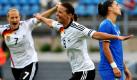 Angriff: Inka Grings ist neben Birgit Prinz die zurzeit erfolgreichste deutsche Fußballerin. Ihr Debüt in der Nationalmannschaft gab die 31-Jährige schon 1996 gegen Finnland. In mittlerweile 79 Länderspielen erzielte sie 50 Tore und wird damit nur von Birgit Prinz übertrumpft, die in 199 Spielen 125 Tore schoss. Grings ist zweifache Europameisterin (2005/09) und holte 2000 mit der DFB-Elf Bronze bei den Olympischen Spielen in Sydney. 1999 und 2009 wurde sie zu Deutschlands Fußballerin des Jahres gewählt und 2009 zum fünften Mal Torschützenkönigin der Bundesliga. Foto: dpa