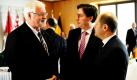 Die Ministerpräsidenten Harry Carstensen (Schleswig-Holstein), David McAllister (Niedersachsen) und Hamburgs erster Bürgermeister Olaf Scholz unterhalten sich in Berlin vor Beginn der Konferenz der Ministerpräsidenten. Ein wichtiges Thema der Konferenz stellt das staatliche Glücksspielmonopol dar. Foto: dapd