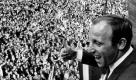 Er lacht, doch die Tage vorher waren bitter: 1966 wird England Weltmeister, Deutschland scheitert an den Three Lions erst im Finale. Bis heute ist eine vielgestellte Frage: «War der Ball drin oder nicht?» In seinem Buch Danke, Fußball schreibt Uwe Seeler: «Die Beweisführung ‹drin oder nicht drin› wird - Wissenschaftler hin, Wissenschaftler her - nie zum Ziel führen.» Foto: dapd