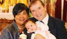 Nun ist bei Josef und seiner Narumol das Glück perfekt: Ihr Baby Jorafina wird getauft.  Foto: RTL