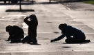 Wegen eines Polzeieinsatzes war es möglich, dass die Kinder auf der Hauptstraße in Witten spielen konnten. Foto: dpa