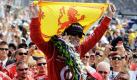 Dario Franchitti hält triumphierend die schottische Flagge in die Höhe, während er beim Indianapolis 500 Autorennen mit seinem Team den Sieg feiert. DerSchotte mit italienischen Wurzeln gewann zum zweiten Mal das traditionsreiche Rennen.  Foto: ap