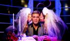 So wie Nina (links) und Lisa, Mitarbeiterinnen des Wachsfigurenkabinetts Madame Tussauds in Berlin, können nun Besucherinnen erfahren, wie es sich anfühlt, den US-Schauspieler George Clooney zu heiraten. Unter dem Motto Verlobung, Hochzeit oder doch nur heiße Luft dürfen Besucherinnen als Braut auf Probe neben Clooney Platz nehmen. Das italienische Magazin Chi hatte berichtet, dass sich Clooney und das italienische Model Elisabetta Canalis am 29. Juli 2010 am Comer See verloben oder sogar heiraten wollen. Foto: dpa