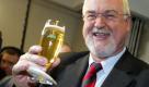 Schleswig-Holstein/ ARCHIV: CDU-Spitzenkandidat Peter Harry Carstensen erfreut sich an einem Bier im schleswig-holsteinischen Landtag in Kiel (Foto vom 20.02.05). Am Montag (12.03.12) wird Carstensen 65 Jahre alt. Nach der Landtagswahl am 6. Mai 2012 wird er die Kieler Staatskanzlei verlassen. (zu dapd-Text) Foto: David Hecker/dapd Foto: dapd