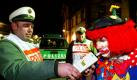 11494841 Ein als Clown verkleideter Narr bläst in Villingen-Schwenningen (Schwarzwald-Baar-Kreis) während einer Polizeikontrolle in ein Alkoholmessgerät (Archivfoto vom 19.02.2004). Sekt, Bier und Spirituosen locken in der Fastnachtszeit an jeder Ecke - wer kann da schon mit Sicherheit sagen, ob er noch fahrtüchtig ist. Schon ab einem Alkoholwert von 0,2 Promille im Blut verschlechtert sich die Wahrnehmung. Foto: Patrick Seeger dpa/lhe (zu lhe-Korr 'Narren im Straßenverkehr - wie Alkohol den Autofahrer beeinflusst' vom 30.01.2008)  Foto: dpa