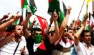 Türkische Demonstranten warten in Istanbul auf Mitbürger, die bei dem israelischen Angriff auf Gaza-Hilfsschiffe gefangen genommen wurden und nun frei kommen. Bei dem Angriff am Montag sind mindestens zehn Menschen zu Tode gekommen und dutzende verletzt worden. Der Angriff Israels löste in weiten Teilen der Welt Empörung aus. Foto: dpa