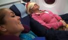 Beim Aufbruch nach Südafrika strahlten sie und Daniela noch: Die beiden Freundinnen sind bereit für ein Abenteuer. Das beginnt schon im Flugzeug, denn die Katze fliegt zum ersten Mal in der Business Class. Dank Promistatus: «Eigentlich hatten wir Economy gebucht, aber dann sagte die Frau: ‹Wenn sie mir eine Autogrammkarte geben, dürfen sie in die Business Class›.» Dafür wäre Daniela sonst auch viel zu geizig, sagt sie selbst. Foto: Vox/99pro