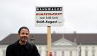 Respekt vor der Entscheidung des Bundespräsidenten: Der Berliner Bertram G. Appel hält am Dienstag (01.06.2010) ein Schild mit der Aufschrift «Mahnwache - Bundeshorst war halt kein Grüß-August...» vor dem Schloss Belevue in Berlin in der Hand. Seit 23 Uhr am Vortag steht er nach eigenem Bekunden vor dem Amtssitz des Bundespräsidenten und teilt so seine Meinung zum Rücktritt des Staatsoberhauptes mit. Foto: Arno Burgi dpa/lbn +++(c) dpa - Bildfunk+++

 Foto: dpa