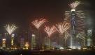 Am Victoria Harbor in Hong Kong hatten die Besucher der Silvesterfeier einen prima Blick auf das Feuerwerk, das über der Skyline der Stadt erstrahlte. Foto: ap