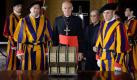 ... wurde gestohlen. Kardinal Scarpia (Hans Peter Hallwachs, M.) und die Gardisten Major Waller (Florian Mertens, v.l.) und Oberst Sprüngli (Frank Giering, v.r.) können es nicht fassen. Foto: ZDF