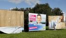 Drei ausgediente Wahlplakate zur Landtagswahl 2011 in Mecklenburg-Vorpommern stehen noch immer in Rambin. Drei Wochen nach der Landtagswahl und eine Woche nach den Landrats-Stichwahlen sind in einigen Kommunen noch immer Spuren des Wahlkampfes sichtbar. Manche Ordnungsämter mussten mehrfach Druck machen, bis Wahlplakate von Laternenpfählen entfernt wurden. Einige Kommunen waren tolerant und verlängerten wegen der Stichwahlen automatisch die Genehmigung. Foto: Jens Koehler/dapd