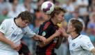 Zehn Tore in einer Halbzeit!Leverkusen kam in Pirmasens zwar schwer in Schwung. Erst nach 36 Minuten ging die Werkself durch Stefan Kießling (MItte) in Führung. Zur Pause war beim Stand von 0:1 noch alles drin. Doch dann drehte Leverkusen richtig auf und siegte am Ende mit 11:1. Kießling, Eren Derdiyok und Neuzgang Sidney Sam trafen doppelt, Patrick Helmes markierte sogar drei Treffer. Einziger Wermutstropfen:Abwehrchef Sami Hyypiä musste zur Pause verletzt raus. Foto: dpa