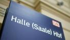 Bahn will eine halbe Milliarde Euro in Halle investieren
Vorspann: 	
Text: 	

Halle (dpa) - Die Deutsche Bahn will einem Bericht zufolge eine halbe Milliarde Euro in den Ausbau des Bahnhofs Halle zum zentralen Rangierbahnhof investieren. Dabei sollen 385 Millionen Euro in die Sanierung und den Umbau der bis zu 100 Jahre alten Gleisanlagen fließen, berichtet die «Mitteldeutsche Zeitung» (Montag). Der geplante Rangierbahnhof Mitteldeutschland soll dem Bericht zufolge 2014 fertig sein. Halle würde damit eines von zehn Schienengüterverkehrszentren in Deutschland. Geplant seien 150 neue Arbeitsplätze, sagte der zuständige Produktionsleiter der DB Netz AG, Bernd Löhn. Die Finanzierung sei noch nicht abschließend geklärt.

# dpa-Notizblock

* * * * Die folgenden Informationen sind nicht zur Veröffentlichung bestimmt

## dpa-Kontakte - Autor: Kristin Weber, +49 341 7100743, - Redaktion: Matthias Armborst, +49 30 285232242,

dpa kwe yysa n1 mda
Ressort: 	Wirtschaft
Schlagworte: 	Bahn/Verkehr Foto: dpa
