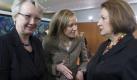Bundesfamilienministerin Kristina Schröder (CDU, M.), Bundesbildungsministerin Annette Schavan (CDU, l.) und Bundesjustizministerin Sabine Leutheusser-Schnarrenberger (FDP) sollen den Runden Tisch gleichberechtigt führen. Foto: ddp