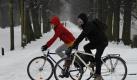 Breite Reifen mit starkem Profil und geringerem Luftdruck geben Radfahrern im Winter mehr Halt. (Bild: ZB Funkregio Ost) Foto: dpa