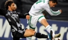 Der Wolfsburger Marcel Schäfer spielt gegen Istanbuls Ibrahim Kas. Foto: dpa