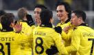 Die Dortmunder gratulieren Mats Hummels (2.v.r) zu dessen Tor zum 3:0. Sie stehen weiterhin an der Tabellenspitze der Fußballbundesliga. Foto: dpa