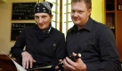 Kellner trotz HIV-Infektion: Die Nürnberger Aidshilfe betreibt das Restaurant Estragon, wo zwei Drittel der Belegschaft mit dem HIV-Virus infiziert sind. Foto: dpa