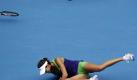Die Serbin Ana Ivanovic stürzt in ihrem Erstrundenmatch. Die Weltranglisten-19. unterliegt der Russin Ekaterina Makarowa mit 6:3, 4:6, 8:10. Foto: Dennis M. Sabangan. Foto: dpa