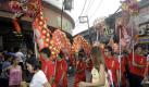 Pedestrians try to avoid dragon dance performers as they pass along the street on the eve of Chinese New Year Saturday, Feb. 14, 2010 in Manila's Chinatown area, Philippines. According to the Lunar calendar, this year falls under the Year of the Tiger. (AP Photo/Pat Roque) Foto: ap