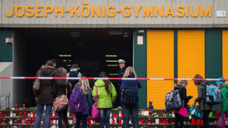 16 Mitschüler und zwei Lehrerinnen des Joseph-König-Gymnasiums waren an Bord der Unglücksmaschine.