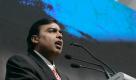Reliance Industries Chairman Mukesh Ambani addresses a press conference in Thane, India, Sunday, Sept. 21, 2008. India's Reliance Industries says it has started pumping light, sweet crude from the Bay of Bengal, which is expected to ultimately boost domestic oil and gas production by 40 percent. Reliance chairman Mukesh Ambani calls the pumping on Sunday a major victory in India's battle for energy security. (AP Photo/Rajanish Kakade) Foto: ap