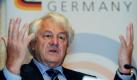 Der Mitbegründer des Softwarekonzern SAP, Hasso Plattner, gibt am Montag (15.11.2010) in Berlin eine Presskonferenz anlässlich seiner Auszeichnung mit dem AmCham Transatlantic Partnership Award der AmCham Germany, der Amerikanischen Handelskammer in Deutschland. Plattner wird für sein Engagement in Wirtschaft, Wissenschaft und Gesellschaft in den USA und Deutschland geehrt. Foto: Tim Brakemeier dpa +++(c) dpa - Bildfunk+++
 Foto: dpa