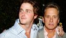 ARCHIV - Michael Douglas und sein Sohn Cameron Douglas (Archivfoto vom 14.07.2005). Cameron Douglas hat sich am Mittwoch (27.01.2010) vor einen New Yorker Gericht wegen Drogenvergehen schuldig bekannt. Dem 31-Jährigen drohen nun mindestens zehn Jahre Haft, berichtete die «Los Angeles Times». Das Strafmaß soll am 27. April bekannt gegeben werden. Der Promi-Sohn war im Juli 2009 in einem New Yorker Hotel festgenommen worden. Die US-Drogenbehörde DEA hatte drei Jahre lang gegen ihn ermittelt und Beweise gesammelt, dass Cameron seit vielen Jahren mit dem illegalen Rauschmittel Methamphetamin dealte. Douglas räumte vor Gericht ein, dass er Kunden «regelmäßig» belieferte.
 Foto: dpa