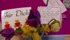 Blumen und Gedenktexte erinnern in ihrer Schule an Chantal. Foto: Markus Scholz/Archiv Foto: dpa