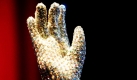 Auf einer Ausstellung in London wird der berühmte Handschuh von Michael Jackson ausgestellt. Er trug ihn erstmals er bei der Verleihung der Grammy Awards 1983. Foto: ap