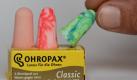 Drei verschiedenfarbige Ohrstöpsel der Firma Ohropax stehen am Dienstag (25.09.2007) auf einem Tisch in Frankfurt am Main auf einer Verpackung. Das hessische Unternehmen Ohropax, das den nur zwei Gramm schweren und gut eineinhalb Zentimeter großen Hörschutz herstellt, feiert im Oktober 2007 sein 100-jähriges Bestehen. Foto: Frank May dpa/lhe (zu dpa-Korr: 'Seit 100 Jahren Ohropax: Immer mehr Bedürfnis nach Ruhe' vom 26.09.2007) +++(c) dpa - Bildfunk+++ Foto: dpa