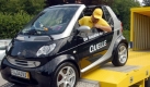 Des erste von 50 Smart-Cabrios, die das Versandhaus 'Ouelle' für 1990.- Euro angeboten hatte, wird am Dienstag (08.07.2003) in Planegg bei München an seine Besitzerin ausgeliefert. Ein gelber Lastwagen der Deutsche-Post-Tochter DHL lieferte den Flitzer bis vor die Tür. Foto: Frank Mächler dpa/lby Foto: dpa
