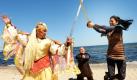 Am Strand des Ostseebades Zinnowitz proben die Schauspieler (von links) Heiko Gülland, Erwin Bröderbauer und Jane Chirwa eine Szene zum diesjährigen Theaterstück der Vineta-Festspiele um die sagenumwobene Stadt in der Ostsee. Über 30 Mitwirkende spielen in diesem Jahr das Stück Vineta  Der Blaue Saphir. Mit rund 11.000 Zuschauern haben die Vineta-Festspiele auf Usedom zur Halbzeit so viele Gäste wie in den Vorjahren. Foto: dpa