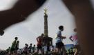 Die Teilnehmer des 31. Berliner Halbmarathons liefen heute in Berlin an der Siegessaeule vorbei. Für den hochkarätig besetzten Halbmarathon haben sich nach Veranstalterangaben rund 25.500 Teilnehmer registriert. Ein Sprecher erwartete rund 200.000 Zuschauer. Foto: dapd