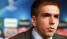 Philipp Lahm, Kapitän der deutschen Nationalmannschaft, kritisierte den Umgang der Ukraine mit der inhaftierten Timoschenko ebenfalls scharf. Wenn er sehe, wie das Regime Timoschenko behandele, «dann hat das nichts mit meinen Vorstellungen von Demokratie zu tun», sagte er in einem Interview mit dem Nachrichtenmagazin Der Spiegel. Dass die innenpolitischen Zustände des Landes die Fußball-EM zu überschatten drohen, hält der 28-Jährige für wahrscheinlich: «Der Fußball ist zu groß geworden, um davon unbehelligt zu bleiben.» Foto: dpa/Guillaume Horcajuelo