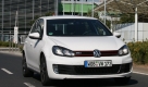 Der neue GTI präsentiert sich im weißen Sprinterdress und erntet bewundernde Blicke auf der Straße. Foto: pi
