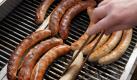 Trotz Grillerlaubnis sollten Mieter Rücksicht auf ihre Nachbarn nehmen und das Grillen auf dem Balkon oder im Hinterhof um 22 Uhr beenden. (Bild: dpa) Foto: dpa