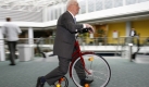 
Karl Wagner präsentiert am Dienstag (03.11.2009) in Nürnberg (Mittelfranken) während der Produktneuheiten-Vorstellung zur Internationalen Erfindermesse IENA sein Gymnastik-Laufrad. Das Rad eignet sich als Fortbewegungsmittel für ältere und gehbehinderte Personen. Die Erfindermesse registriert dieses Jahr eine Rekordbeteiligung: Vom 06.11. bis 08.11. sind 800 Erfindungen von Ausstellern aus 33 Ländern zu sehen. Foto: Daniel Karmann dpa/lby +++(c) dpa - Bildfunk+++
pixel Foto: dpa