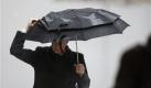 Eine Person läuft in Philadelphia durch Dampf aus einer Belüftungsanlage. Foto: ap