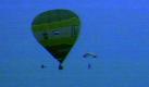 Spektakel in luftigen Höhen: 1989 wäre es fast zu einem schlimmen Unfall gekommen. Der Fallschirmspringer Hans-Peter Arnold war in 4500 Metern Höhe aus einem Heißluftballon herausgesprungen, um in 1500 Metern wieder einzusteigen. Nachzulesen im gerade beimRiva Verlag erschienenen Jubiläumswerk Wetten dass..? - Das Buch. Foto: ZDF/Carmen Sauerbrei